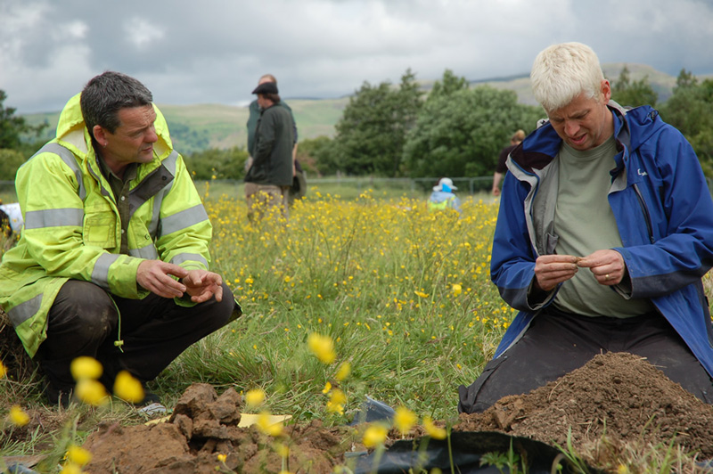 GUARD Archaeologist Bob Will offering guidance to one of the volunteers during the Big Dig © Callum Bennets @ Maverick Photo Agency
